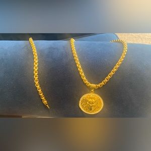 Set of necklace bracelet